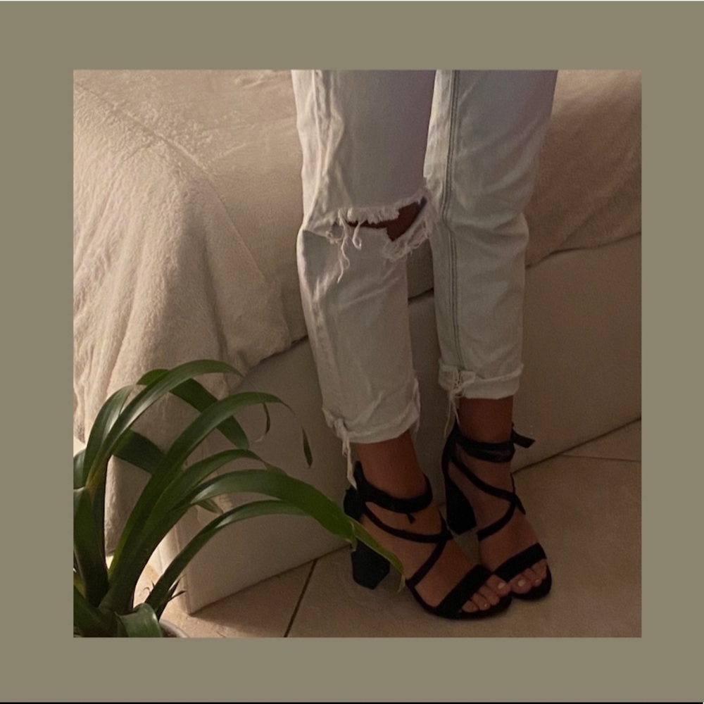 SOLD        american eagle mom / boyfriend jeans !